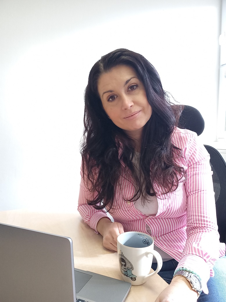 navologis - Naďa Vostrčilová - externí logistik pro e-shopy. E-shop, konzultace, logistika, přeprava, balení, skladování, distribuce, provoz e-shopu, péče o zákazníka, dlouhodobá spolupráce.