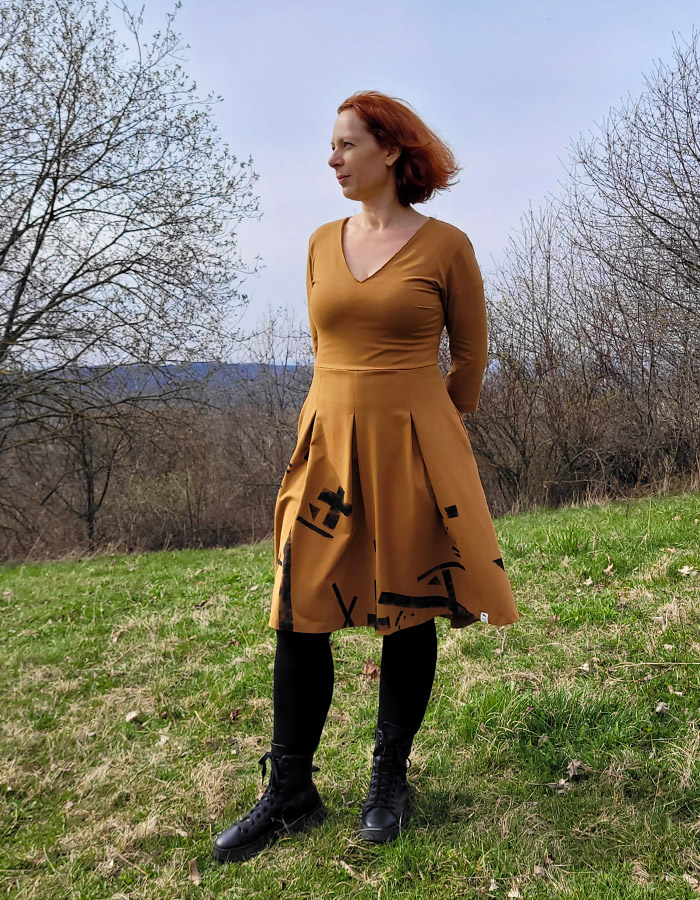 slowfox.cz - Hana Kačírková - slow fashion, pomalá móda, udržitelná móda, ručně šité oblečení, biobavlna, len, bambusové vlákno, česká móda, originální oblečení, dámské oblečení, dětské oblečení, Hana Kačírková, Slow Fox, Pomalá liš­ka, ruční potisk, linoryt, ekologická móda, šité na přání, lokální výroba.