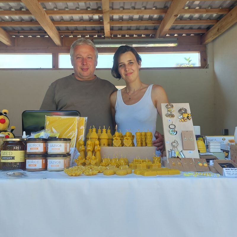 Jiří a Dagmar Jindrovi, vcelarstvijindra.cz - e-shop a kamenná prodejna, včelařské potřeby, medomety, úly, léčivo pro včely, včelí produkty, ochucený med, medovina, včelí kosmetika, formy na svíčky, svíčky ze včelího vosku.