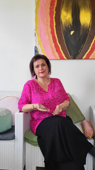 Intuitivní terapeutka Andrea Jandová vás provází hlubokou transformací. Intuitivní terapie, světelné kódy, světelná řeč, přechodové rituály a energetická práce pro duchovní růst a návrat k podstatě.