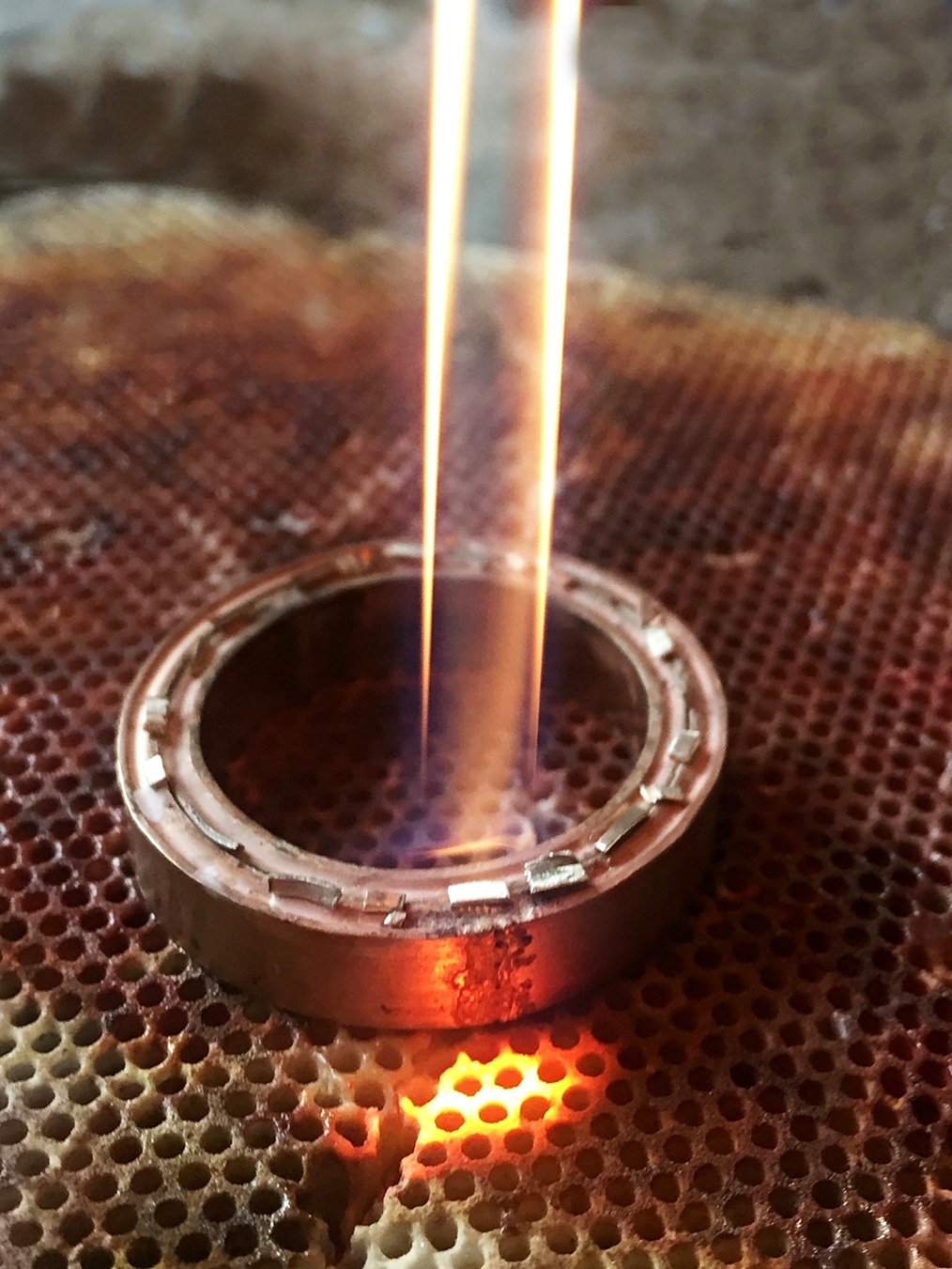 Eva Pitrunová: šperky na míru, autorské šperky, snubní prsteny na zakázku, ručně vyráběné šperky, zlatnická výroba, originální šperky, šperky ze zlata, šperky ze stříbra, šperky s přírodními kameny, zakázkové šperky, české šperky, oprava šperků, renovace šperků.